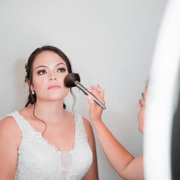 4 Essential Tips on How to Become a Bridal Makeup Artist