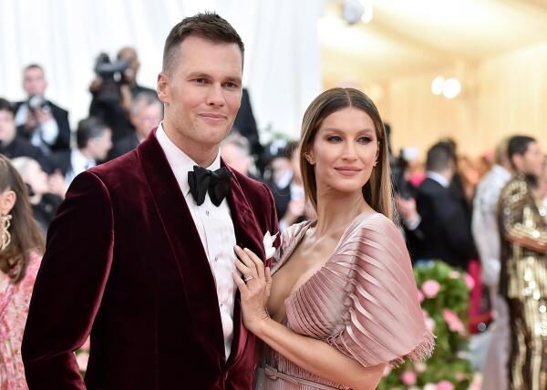 Tom Brady’s girlfriend: Revealing the Background of the Football Player’s Partnership